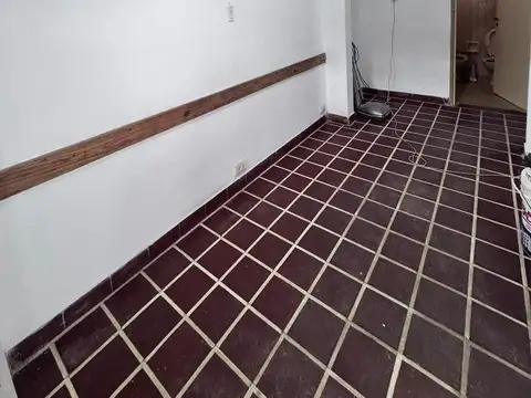 Departamento de pasillo 1 dormitorio con patio