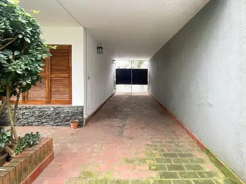 Casa 9 ambientes con 2 baños