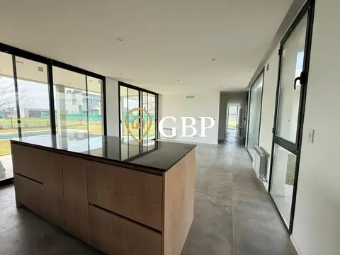 Casa en Venta con 4 cocheras