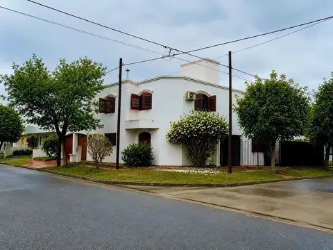 VENTA CASA 3 DORM + ESCRITORIO NUEVO POETA C/PILET