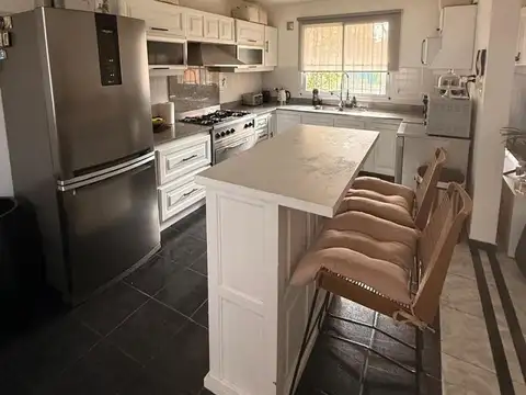 Casa de 3 dormitorios con galería y piscina en Monte Grande, Esteban Echeverría.