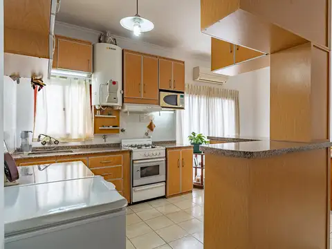 Casa 7 ambientes con 2 baños
