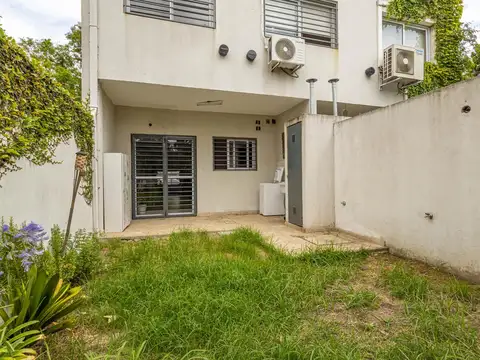 VENTA CASA DUPLEX CARAPACHAY 4 AMB COCHERA JARDIN SIN EXPENSAS
