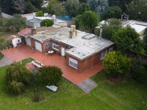 VENTA CASA 5 AMBIENTES PARQUE Y QUINCHO EN CAMET