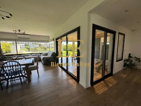 Casa en Venta con 6 cocheras