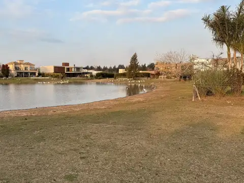 Lote de 1.013,80 m² con fondo a laguna en Terravista
