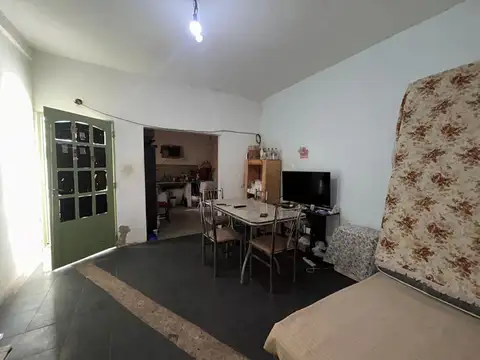 VENTA CASA/LOTE CON 5 DEPARTAMENTOS EN MERLO......