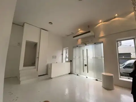 Oficina 20 ambientes con 4 baños