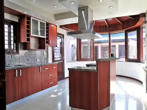 ALQUILER CASA 7 AMB - COCHERA,JARDIN Y QUINCHO
