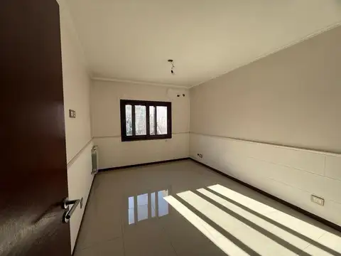 ALQUILER CASA 7 AMB - COCHERA,JARDIN Y QUINCHO