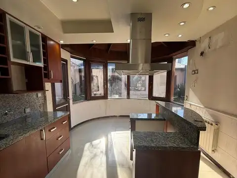 Casa en Alquiler con 1 cochera