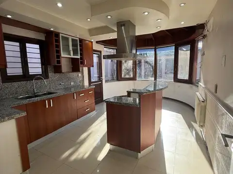 Casa 7 ambientes con 4 baños