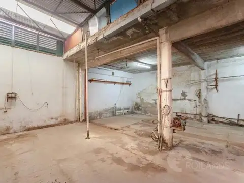 En Venta GALPÓN de 133m2 con vivienda en primer piso en Loma Hermosa