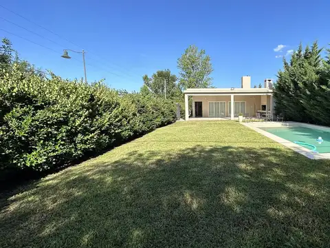 CASA VENTA MODERNA LUMINOSA DOS DORMITORIOS JARDIN PISCINA BARRIO LAS TARDES ROLDAN