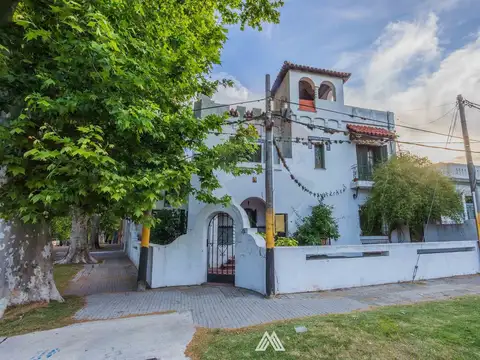 VENTA AMPLIA CASA 4DORM, 2 BAÑOS PATIO, PARRILLERO