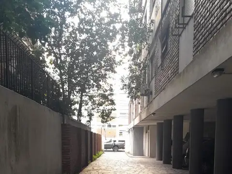 COCHERA CUBIERTA EXCELENTE ZONA