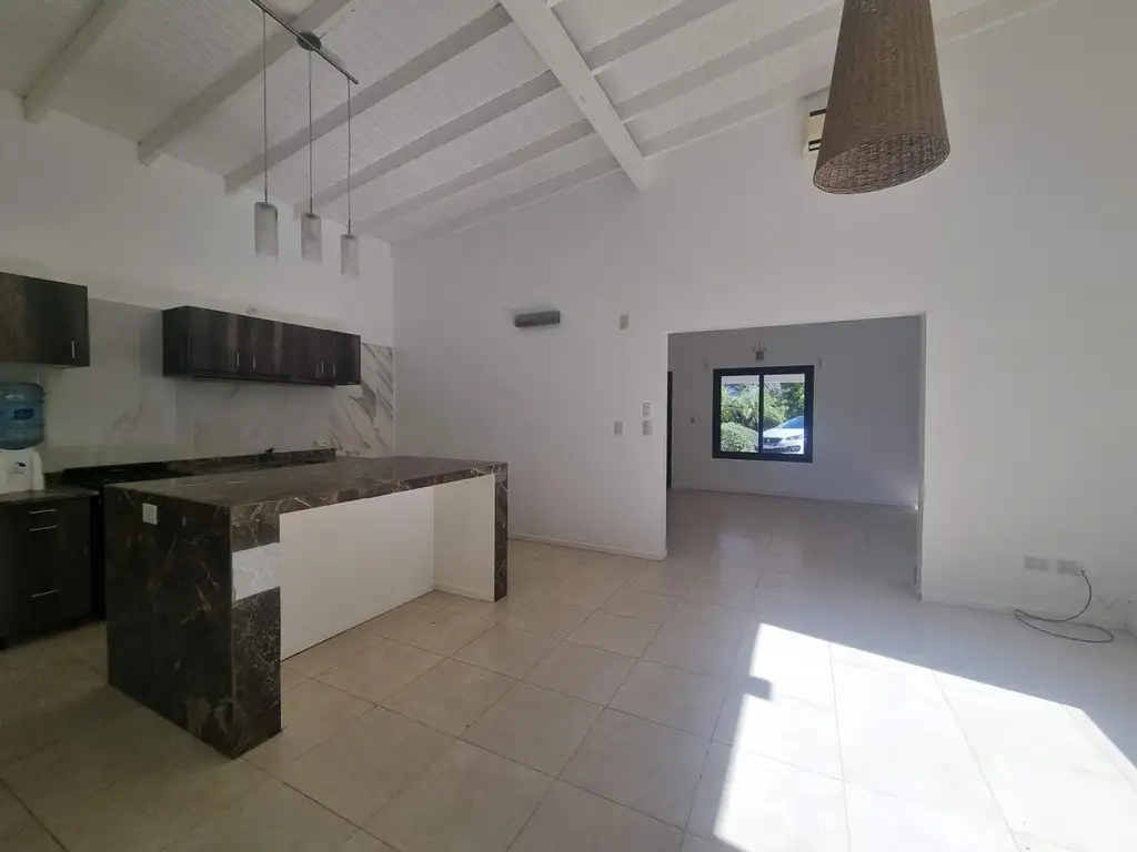 Casa - 370  m² Cubierta | 3 dormitorios | 3 baños | 4 ambientes | 6 cocheras | Bueno