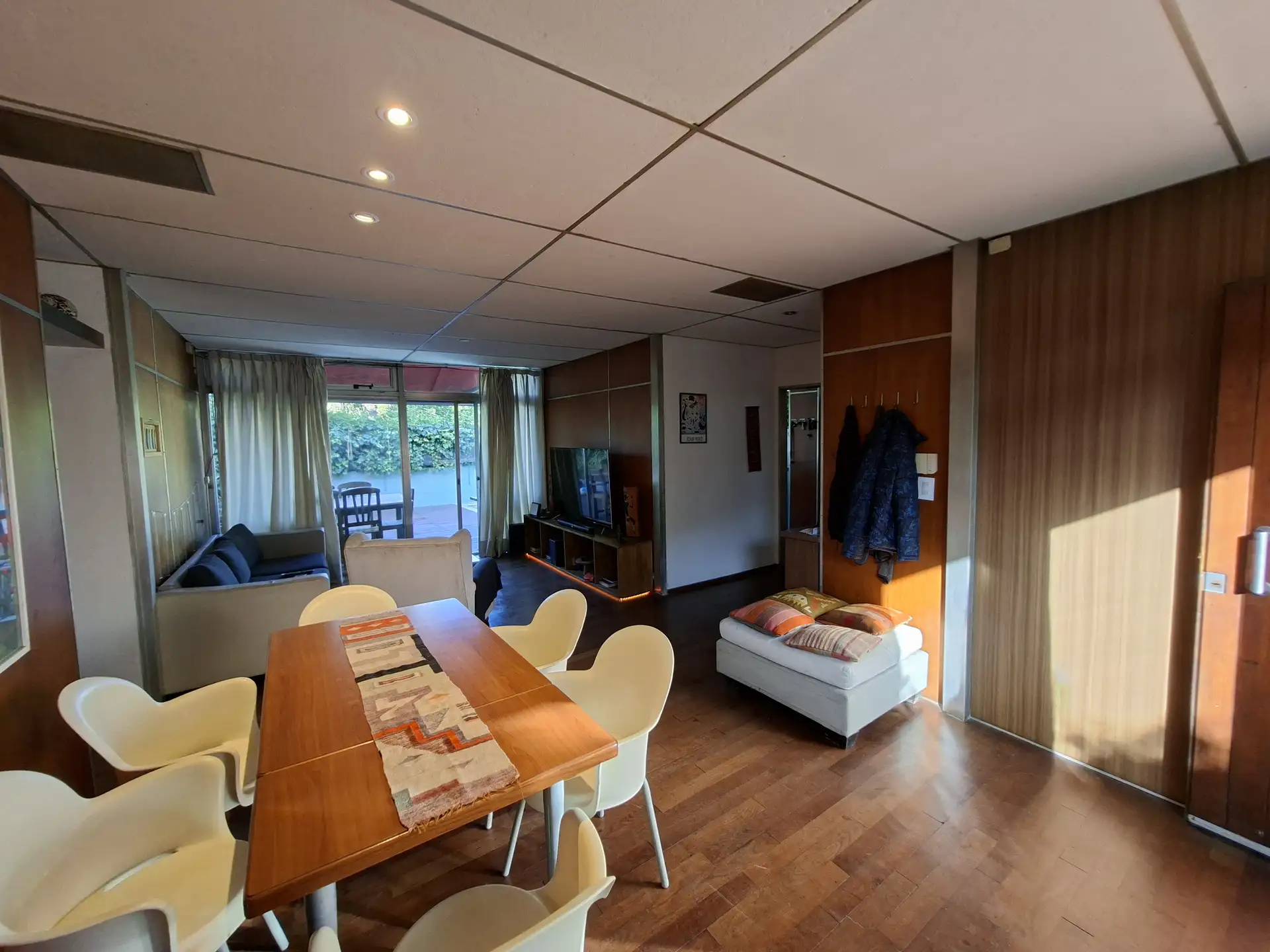 Casa en venta, tres dormitorios, jardin y piscina, cochera doble Bº Divino Rostro