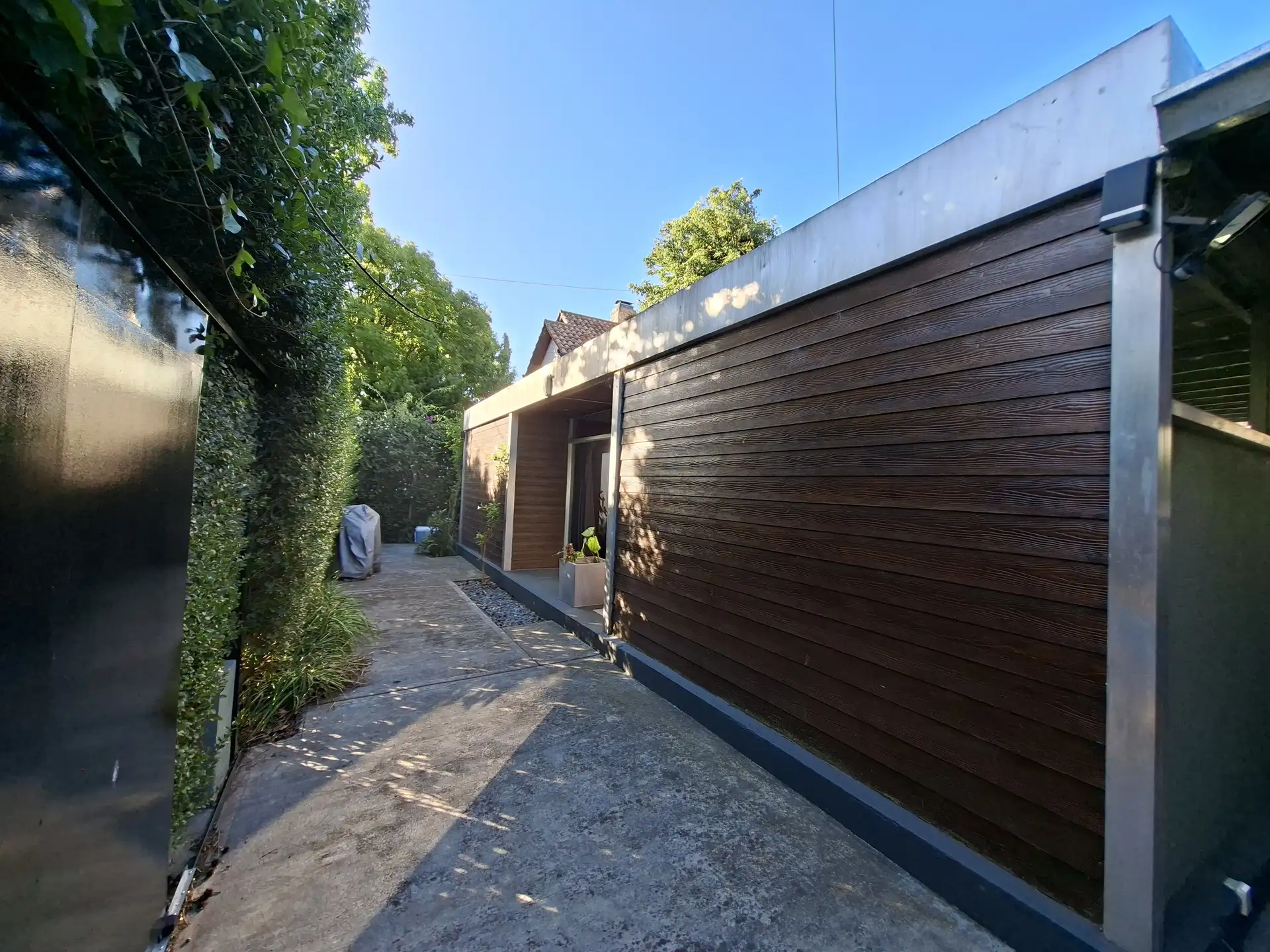 Casa en venta, tres dormitorios, jardin y piscina, cochera doble Bº Divino Rostro