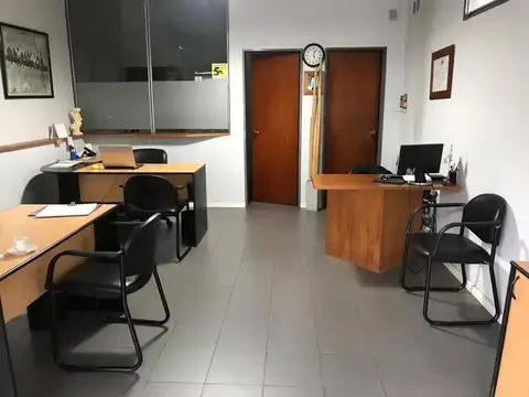 Oficina, local a la calle, coche.lote propio y espacio aereo