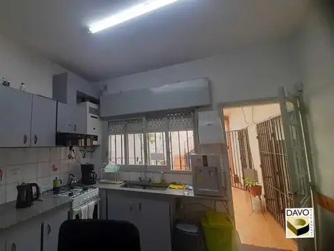 Oficina, local a la calle, coche.lote propio y espacio aereo