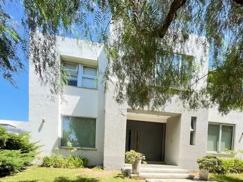 Casa 6 ambientes con 2 baños