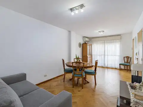 VENTA - Departamento 2 dormitorios con cochera y balcón al frente, centro, Rosario.