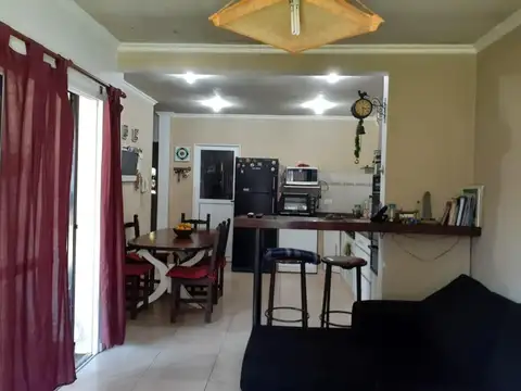 Casa 4 ambientes con 2 baños