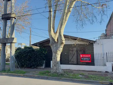 Casa con jardín y cochera en alquiler