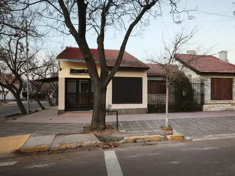 EXCELENTE PROPIEDAD ESQUINA CASA Y LOCAL COMERCIAL