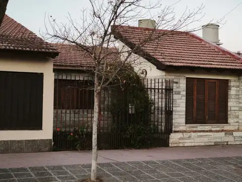 Casa 8 ambientes con 2 baños