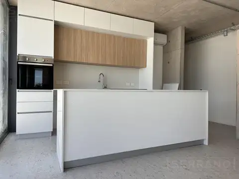 Casa en Alquiler con 3 cocheras