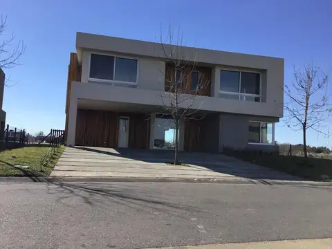 CASA  EN VENTA  en el YACHT NORDELTA- EXCELENTE
