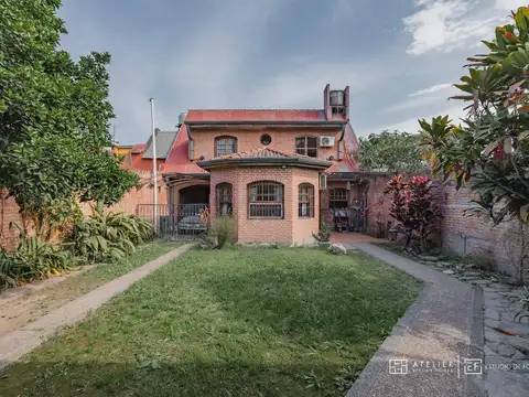Casa 4 dormitorios con cochera y jardín