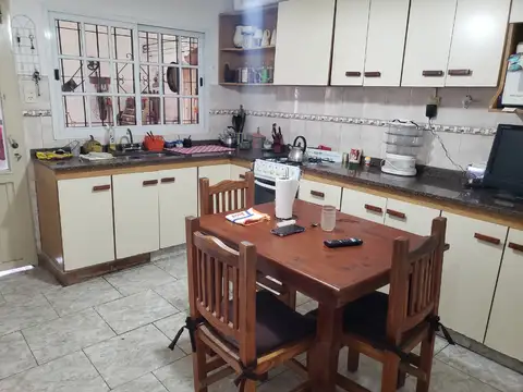 Casa 4 ambientes con 2 baños