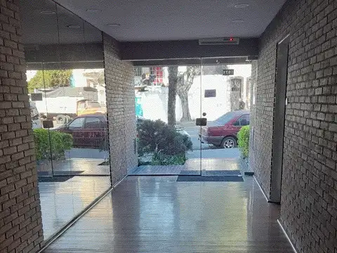 DEPARTAMENTO DE 4 AMBIENTES AL FRENTE CON COCHERA BAULERA Y TERRAZA PROPIA SOBRE AV. CASEROS