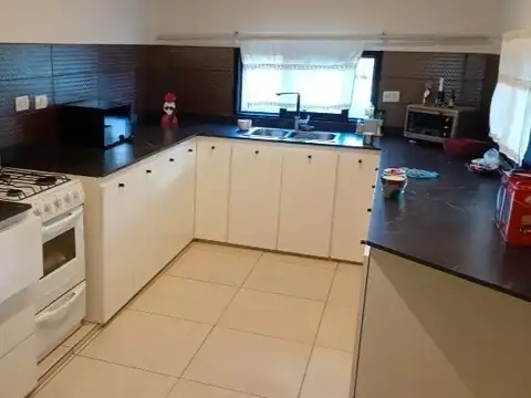 Casa 4 ambientes con 3 baños