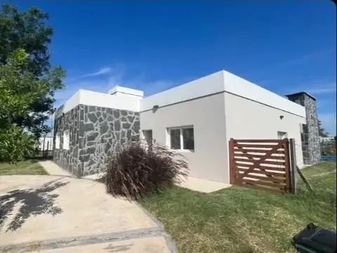 Casa en Alquiler en Santa Lucia, Pilar del Este, Pilar