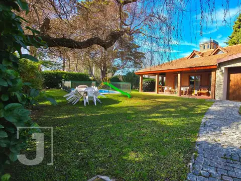 Casa 4 ambientes con 2 baños