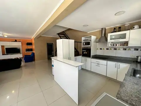 VENTA CASA 4 AMB PILETA, 2 COCHERAS, PASO DEL REY