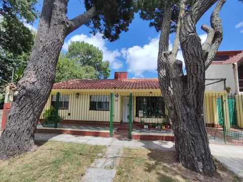 Amplio Chalet 4 ambientes con cochera y patio!!!