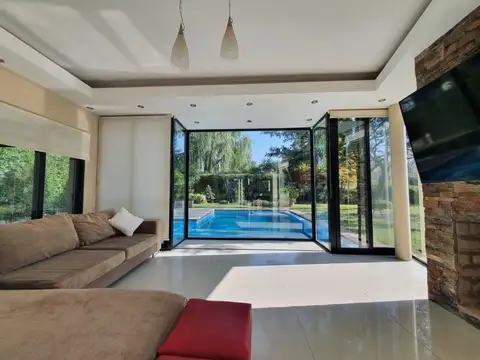 Casa en Venta con 3 cocheras