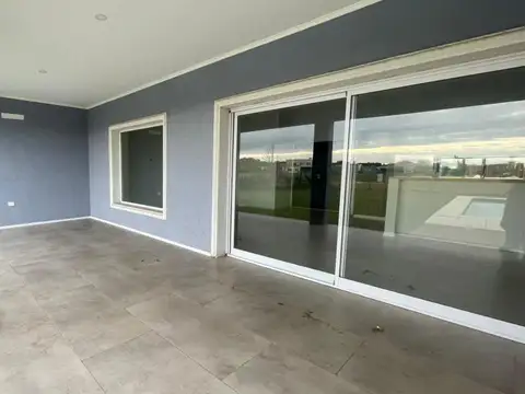 Casa en Venta con 3 cocheras