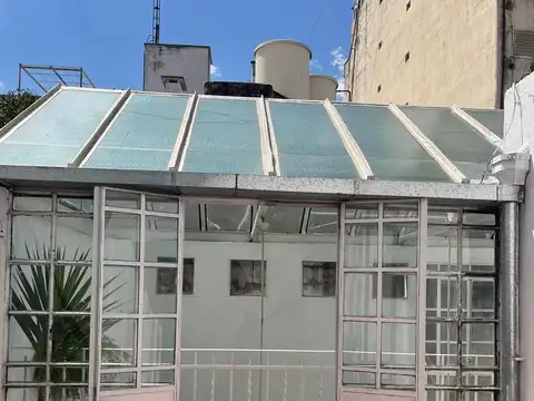 Excelente PH reciclado de 4 ambientes con patio y terraza!