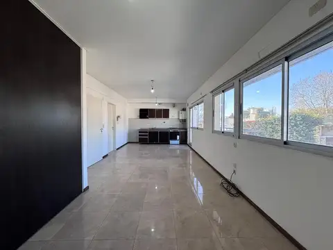 MONOAMBIENTE AMPLIO CON BALCÓN.