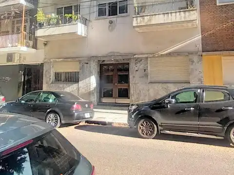 Zona de Facultades: 2 amb. amlpios. Frte. Balcón. 2º Piso por escalera. Coc. y baño.  Lavadero.-