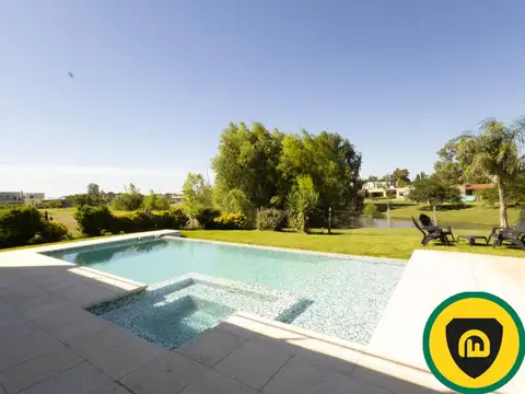 Casa 8 ambientes con 2 baños