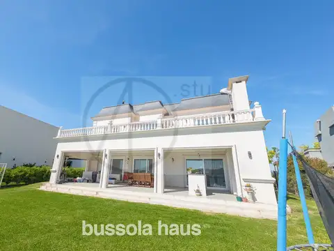 Casa 6 ambientes con 5 baños