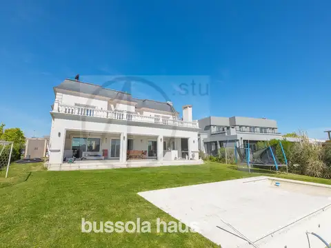 Casa en Venta con 2 cocheras
