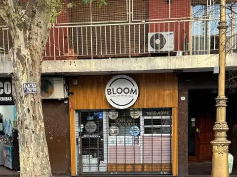 Alquiler. Local Comercial sobre Av Montes de Oca. Con Sotano. Barracas.